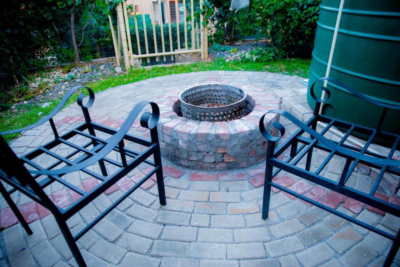 Sanctuary Aparthotel-Ac-Garden- Solar-Wi-Fi -Firepit-Park-Carport ルサカ エクステリア 写真